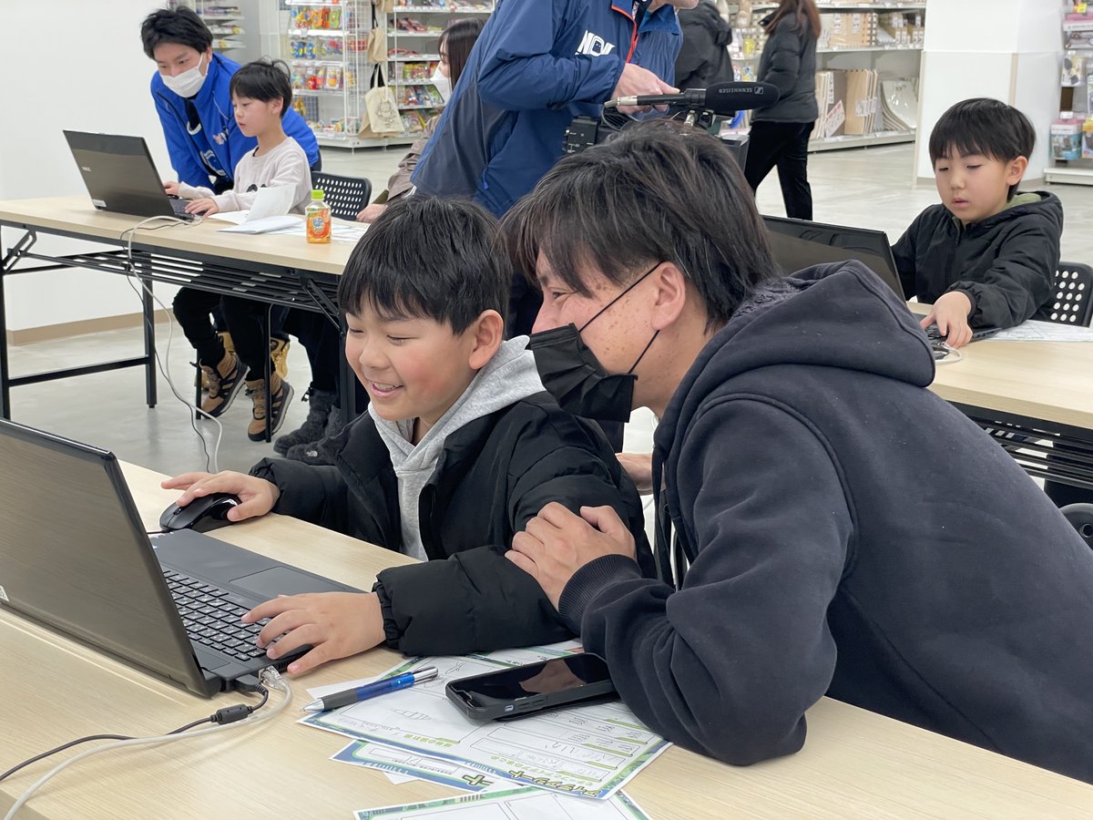 ncv_hakodate's tweet photo. 2月に開催した #マイクラ ワークショップ💻

全国の子どもたちが作ったキャラクターを1つのワールドに集めた展覧会✨ワールドを歩きながらコメントしていく様子がYouTubeで配信されます。
函館のキャラクターも並ぶのでご覧ください🦑

3月19日（水）18時～
https://t.co/0RQqm5gwJO

#COCC #函館 #NCV https://t.co/jgLTohwVIT