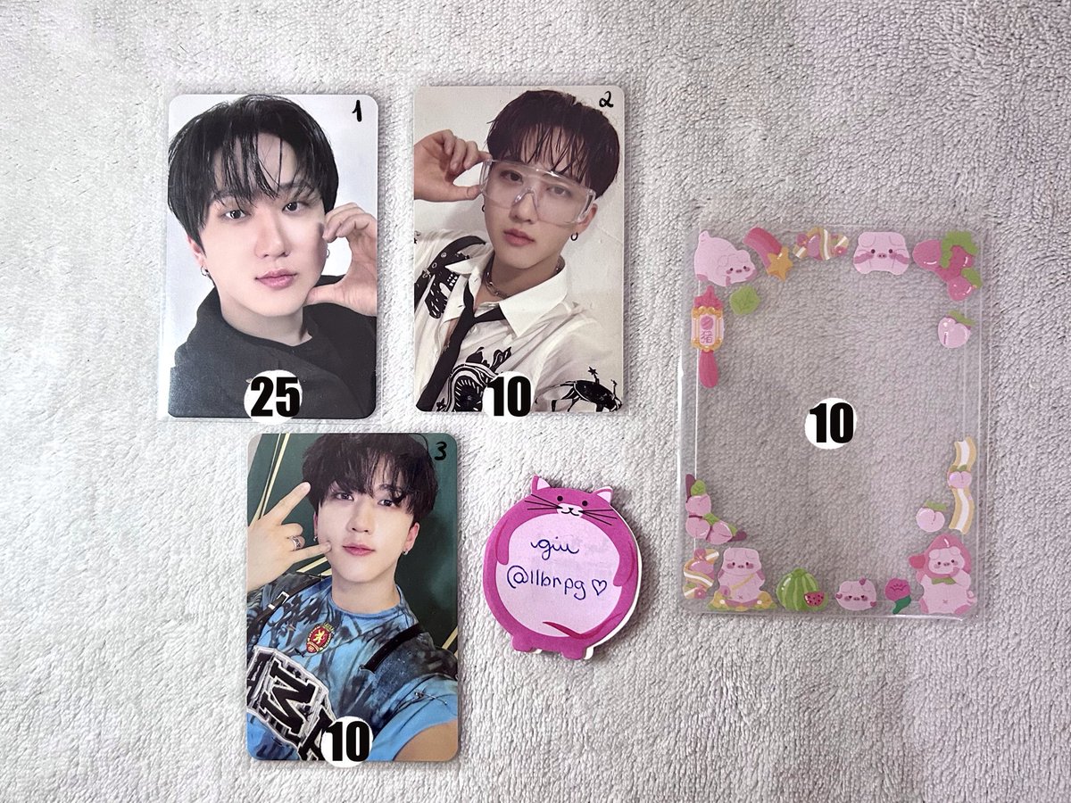 VENDO PHOTOCARDS CHANGBIN SKZ ✨

- valor na imagem + frete
- frete por carta registrada ou mini envios
- pagamento imediato, não reservo
- levando todos dou o toploader de brinde 🥰
- interessados chama no privado 💞