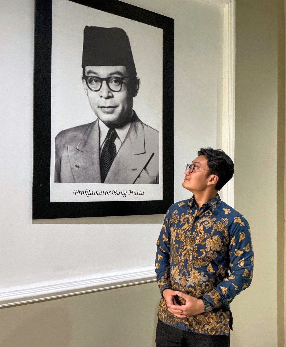 Gak ada pertahanan yang kuat dan efektif tanpa dibarengi kebijakan akuntabel, transparan, dan mendengarkan aspirasi publik.

Bung Hatta, yang selain Wakil Presiden juga pernah menjabat Menteri Pertahanan waktu perang kemerdekaan, harus kita teladani keteguhannya pada prinsip² itu