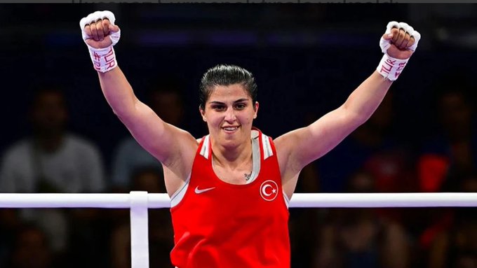 yasmin2144's tweet photo. Yine, yeniden Şampiyon! 👏🏻🏅
Üst üste 3. kez dünya şampiyonu olarak tarih yazan milli Boksörümüz Busenaz Sürmeneli'yi tebrik ediyor, başarılarının devamını diliyorum.
Seninle gurur duyuyoruz #Busenaz!🇹🇷 https://t.co/q2EZXHicQT