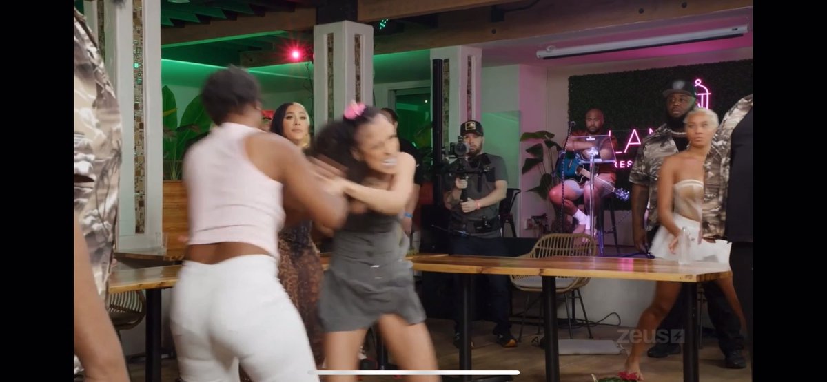 BackchatT's tweet photo. @AhnaMacDaddie Girl you got manhandled by the weakest link in the house😹😹😹 https://t.co/9QSWOJQaNF