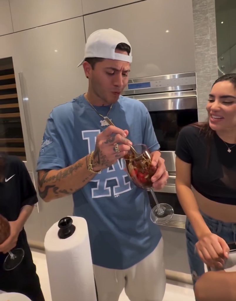 A Juan le encantaron las fresas de dubai 😂💘
<a href="/Juandedios_P/">JD PANTOJA 🇲🇽</a>