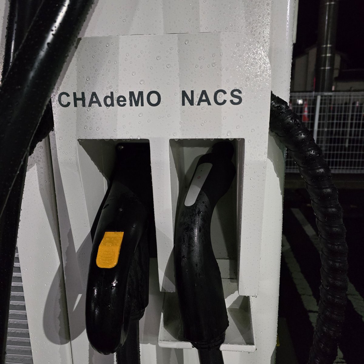 17r_gn's tweet image. ゲオ笠懸店に新設された白いFLASH「A-QUICK」
お試し充電してきました😊

日産アリアB6、バッテリー温度11.3℃、ヒーター作動なし

#急速充電器
#NACS