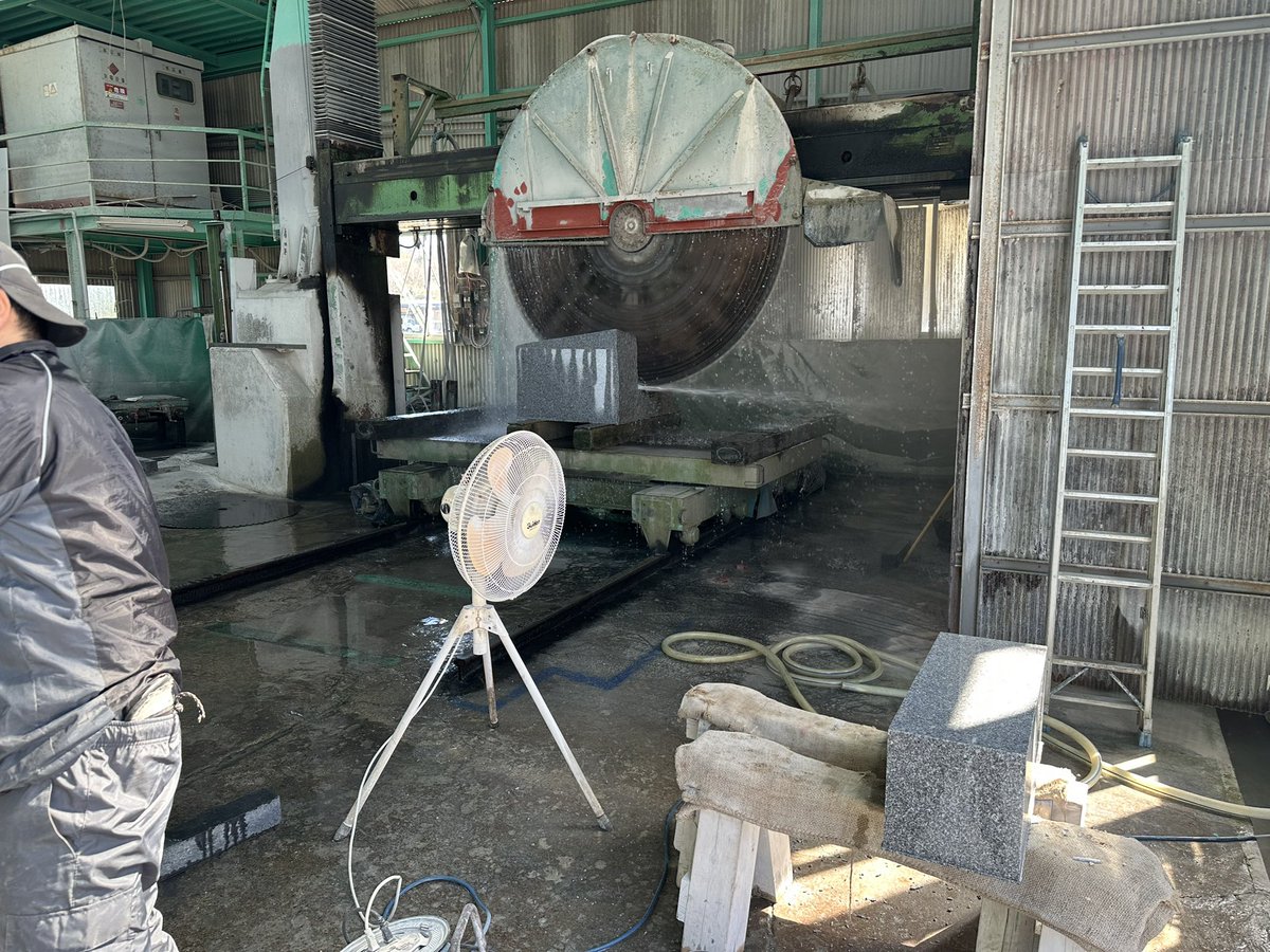 bosekisyokunin's tweet photo. 4月建之予定のお墓を真壁小目石で切削しています。自社加工品の御用命ありがとうございました！社員の皆と気持ちよく作業させていただきます。 https://t.co/3HcIXuiHVi
