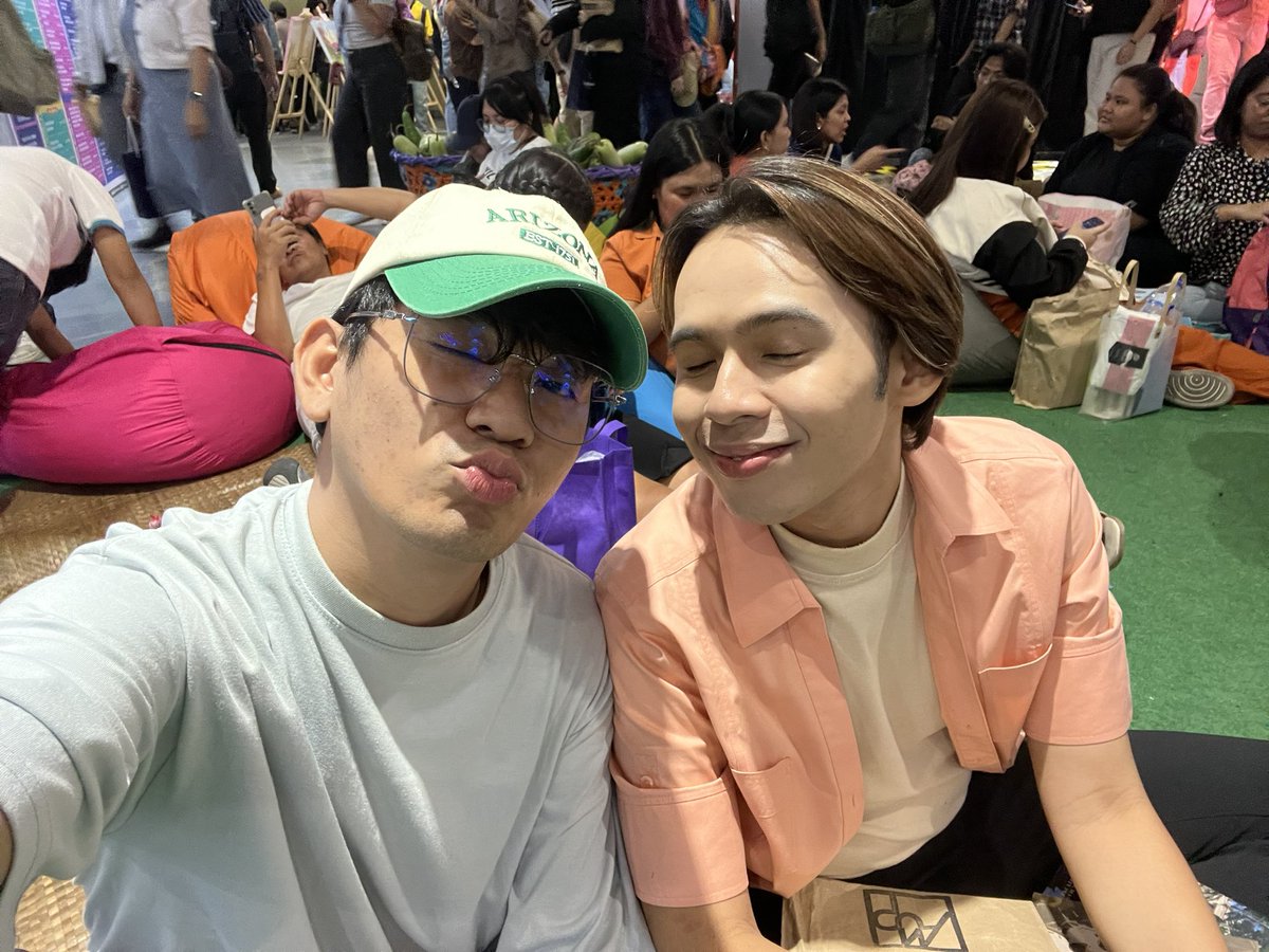 📍Philippine Book Festival 2025 

Had my first PBF experience yesterday! Got Filipino psych books (one of which is written by my professor and adviser in UP) and even had my Ricky Lee book signed by the national artist himself!

to more book festivals with you <a href="/_josuemaria/">ekphrasis</a> 🌻✨