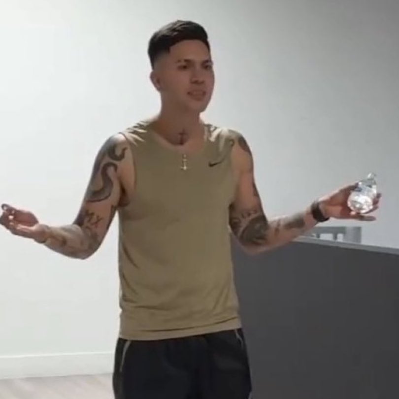 soylessmartinez's tweet photo. El Juan entrando a TikTok y viendo que “Santa paloma, Tu novio reclama, No ha podido, Recuerdo, Ishh, Se motiva y No goza” se están haciendo viral: https://t.co/Xh7w3EyEFz