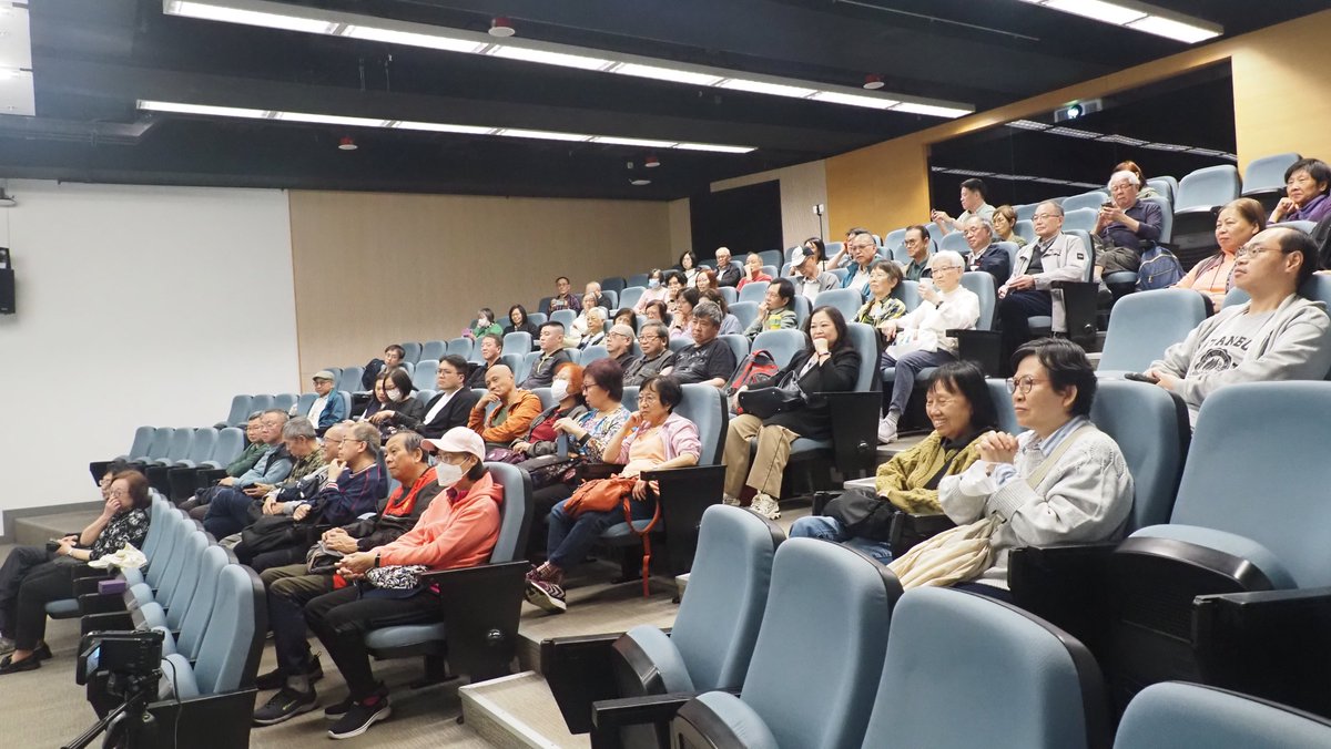 Dr. YUNG Wing Sum delivered a lecture entitled “The History of Mong Kok” on 1 Mar 5. He illustrated urban changes in 1950-60s Mong Kok with his own experiences of living in a tenement building.
#CUHK #History #HKhistory