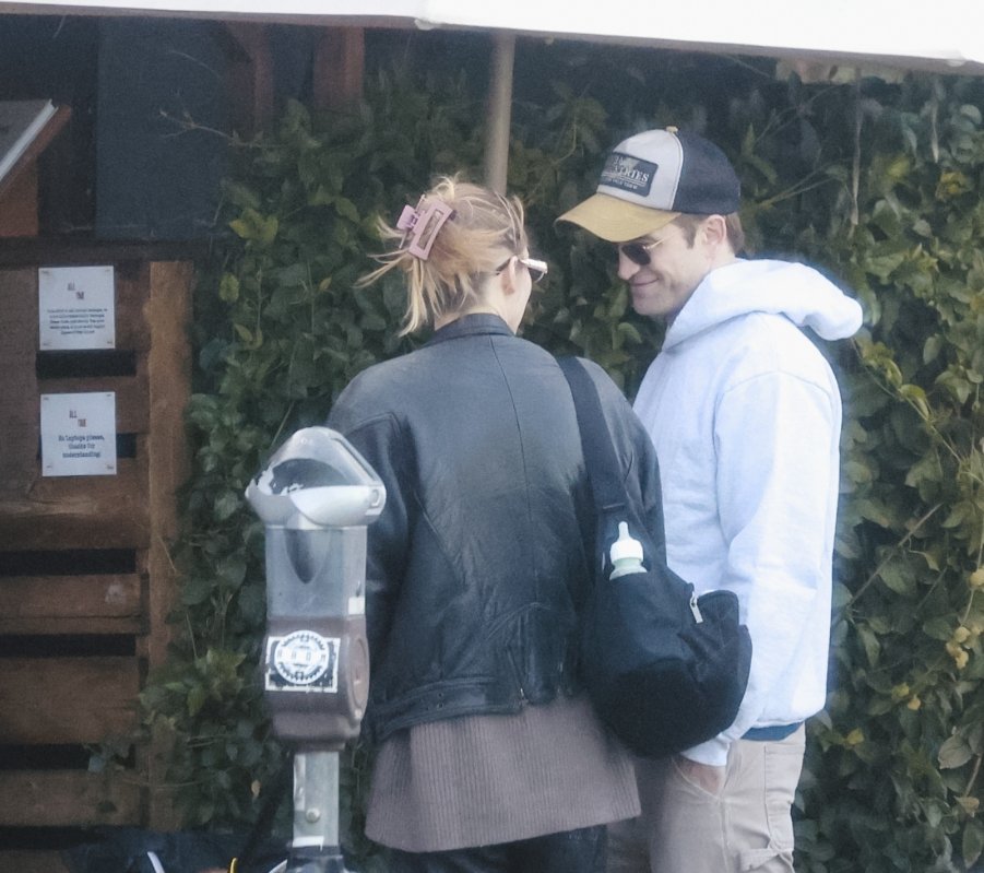 pattinsonphotos's tweet photo. Robert Pattinson and Suki Waterhouse spotted today in Los Angeles! 💕 https://t.co/Rw2dggwV25