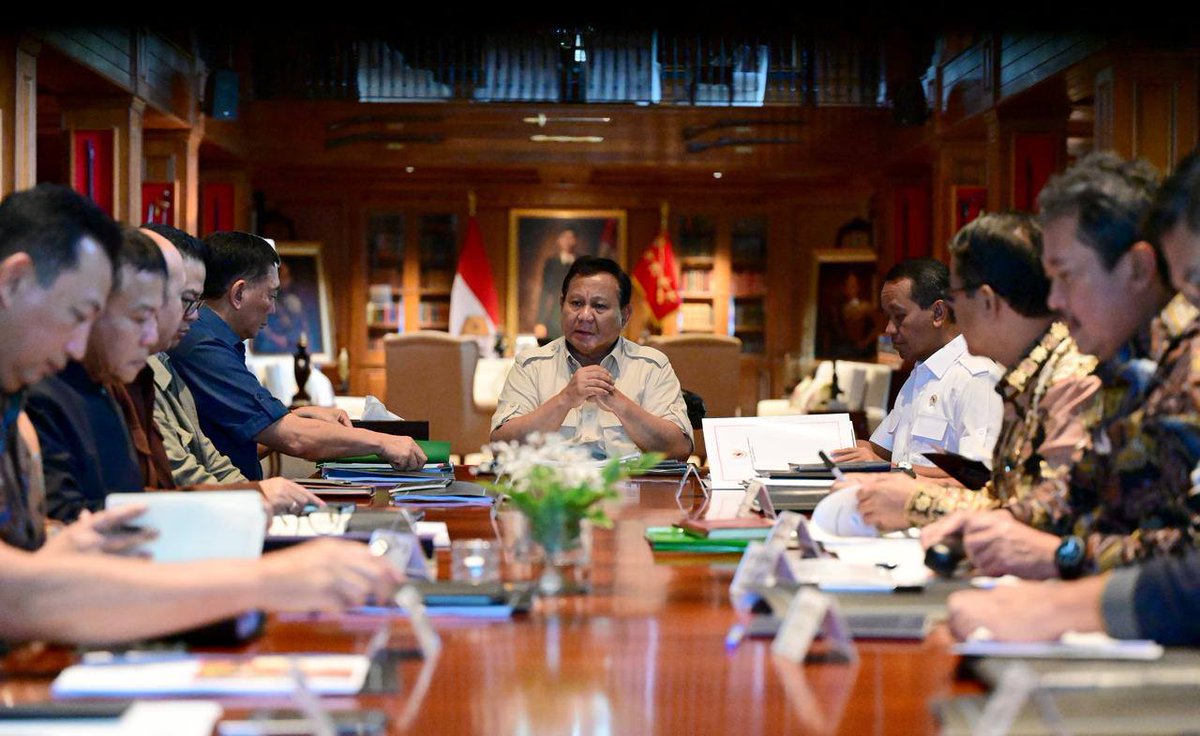 Presiden Prabowo menegaskan bahwa hilirisasi tidak boleh berhenti pada tahap awal, melainkan harus menjadi langkah awal menuju industrialisasi yang lebih luas dan berkelanjutan. Proyek hilirisasi ini dapat berkontribusi dalam menekan impor, meningkatkan ekspor, serta memperkuat