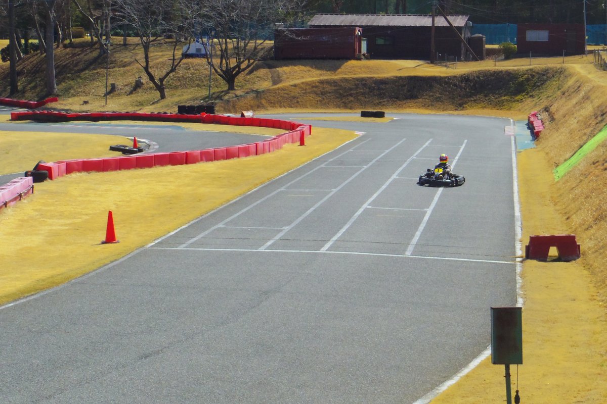 neospeedpark's tweet photo. 終日、一般走行可☆彡1回目のタイムサービス終了しましたが、14時からも二回目のタイムサービスありますよ(*´ω｀*)
4回券買うと1回＋のお得なチケット！！！
陽射しもポカポカの中走りに来ませんか(*´ω`*)
今ならあまり待ち時間なくたくさん乗れますよ(｀・ω・´)ゞ#レンタルカート #レーシングカート #モータースポーツ #サーキット #ネオスピードパーク