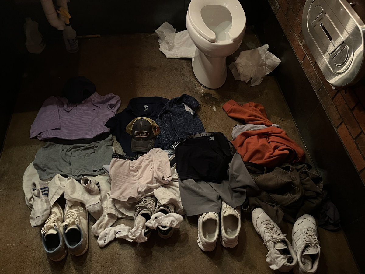 ChestnutBill90's tweet image. Who let these 4 white boys have a night #Expand #SocksOff