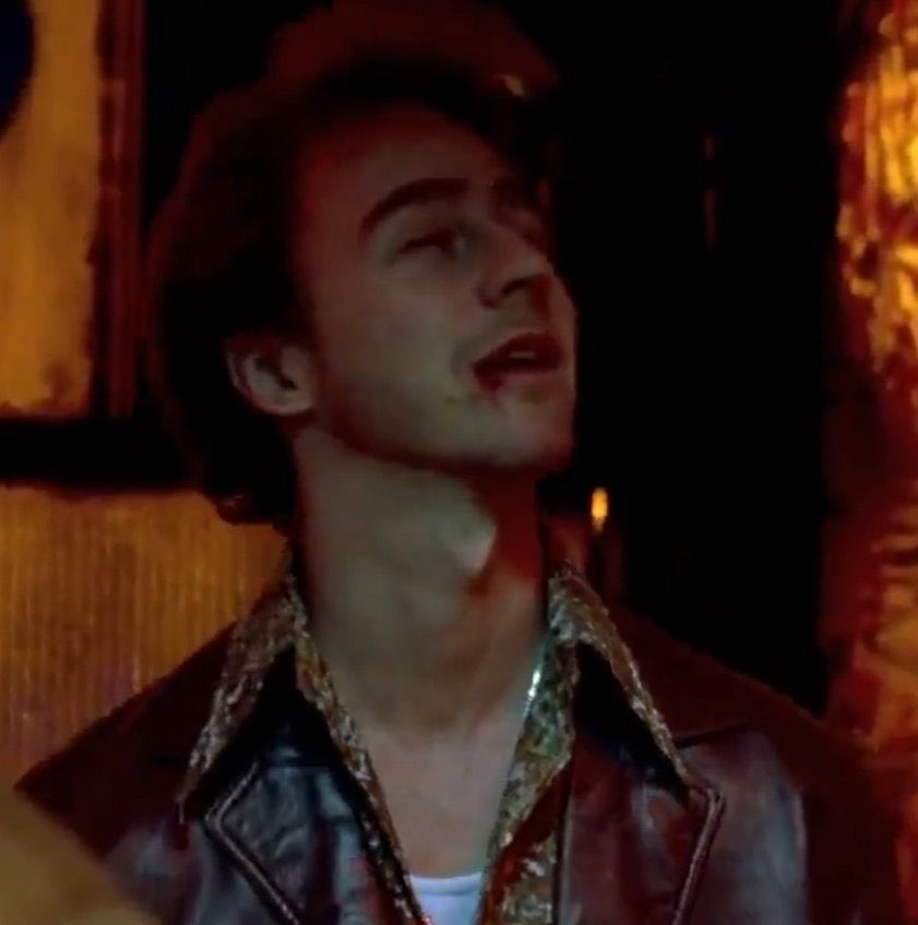 라운더스 넷플에 올라왔네 영화는 걍 그런데 맷 데이먼 에드워드 노튼이 같이 포커하면서 돈 벌고 돈 잃고 개싸우고 화해하고 포커하는걸 반복하는...