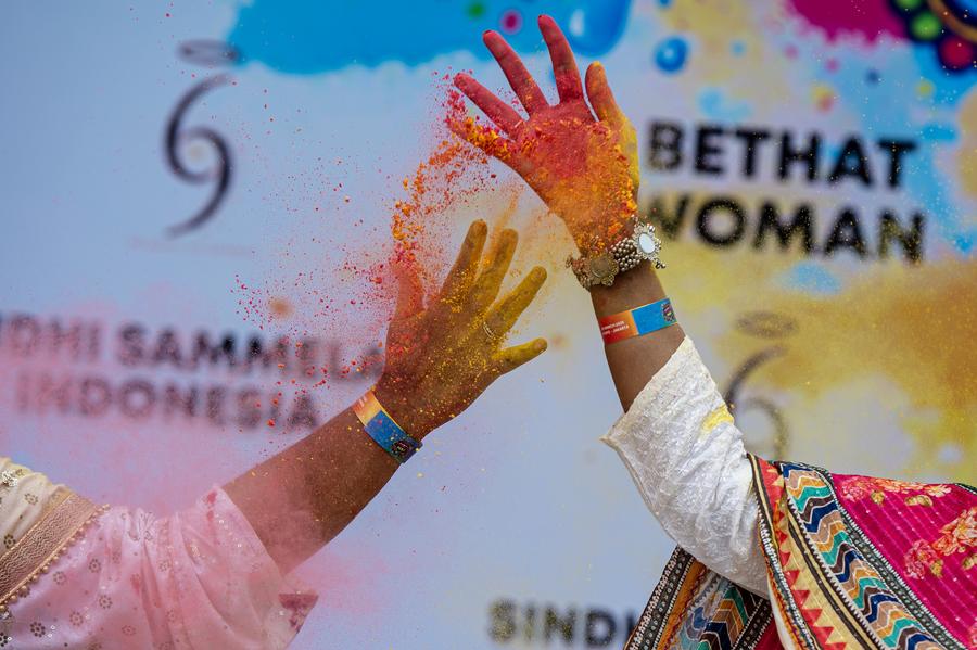 People celebrate Holi, festival of colors in Indonesia, splashing dry and wet colors on each other and exchanging festival greetings #AsiaAlbum xhtxs.cn/1ZA