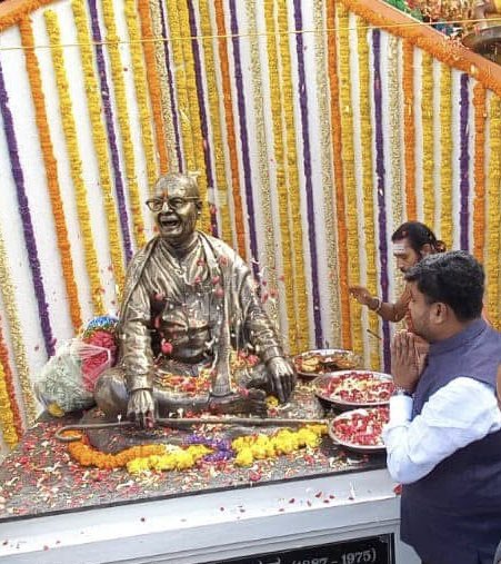 ಹುಲ್ಲಾಗು ಬೆಟ್ಟದಡಿ; ಮನೆಗೆ ಮಲ್ಲಿಗೆಯಾಗು | 
ಕಲ್ಲಾಗು ಕಷ್ಟಗಳ ಮಳೆಯ ವಿಧಿ ಸುರಿಯೆ || 
ಬೆಲ್ಲ ಸಕ್ಕರೆಯಾಗು ದೀನದುರ್ಬಲರಿಂಗೆ | ಎಲ್ಲರೊಳಗೊಂದಾಗು – ಮಂಕುತಿಮ್ಮ 

ಕರ್ನಾಟಕದ ಪ್ರಸಿದ್ಧ ಸಾಹಿತಿ, ಪತ್ರಕರ್ತರು ಕನ್ನಡದ ಆಧುನಿಕ ಸರ್ವಜ್ಞ ಎಂದೇ ಪ್ರಸಿದ್ಧರಾದವರು ಶ್ರೀ ಡಿ.ವಿ.ಗುಂಡಪ್ಪನವರ ಜಯಂತಿಯಂದು ಪಾದಭಿವಂದನೆಗಳು.