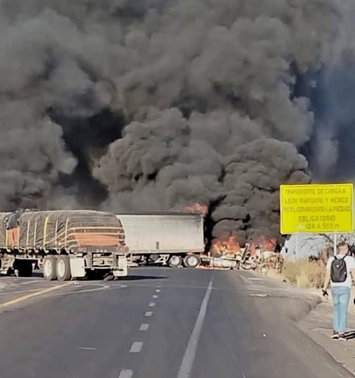 jose_anton's tweet photo. En el México alternativo de sheimbaun "en paz" está sucediendo esto👇hoy domingo en la autopista México - Guadalajara tramo ecuandureo.
- bloqueos
- quema de vehículos 
- balaceras
- muertos
Mientras, la clase política de la 4t vive de fiesta y justificando el baño de sangre https://t.co/DXJrbBdPxl