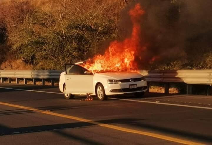 jose_anton's tweet photo. En el México alternativo de sheimbaun "en paz" está sucediendo esto👇hoy domingo en la autopista México - Guadalajara tramo ecuandureo.
- bloqueos
- quema de vehículos 
- balaceras
- muertos
Mientras, la clase política de la 4t vive de fiesta y justificando el baño de sangre https://t.co/DXJrbBdPxl