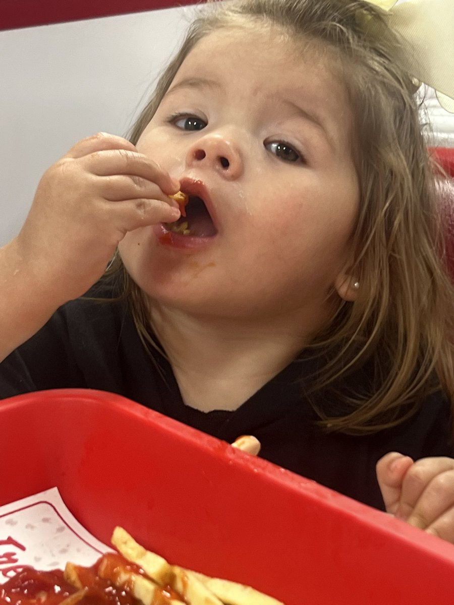 gfunkperez's tweet photo. @IN_n_OUTBurger so Whitley really really likes yalls fries lol https://t.co/icmp4vHyJu