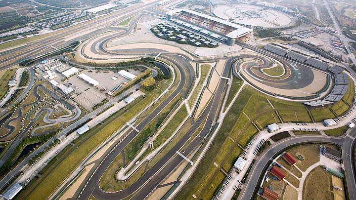 blog_formula1's tweet photo. ⭐️ É RACE WEEK!!! ⭐️

🇨🇳 GP DA CHINA 🇨🇳 

Mais uma corrida de madrugada pra nós no Brasil, sabe como é que é, né? ☕️

Em 2024, Verstappen fez a pole e ganhou a corrida.

Quem vencerá em 2025?

🕑 HORÁRIOS (BRASÍLIA) 🕑

Sexta 21/3
TL1: 0:30
Quali sprint: 4:30

Sábado 22/3
Sprint: 0:00
Quali: 4:00

Domingo 23/3
Corrida: 4:00

Circuito: Shanghai International Circuit
Extensão: 5,451 km
Voltas: 56
Curvas: 16