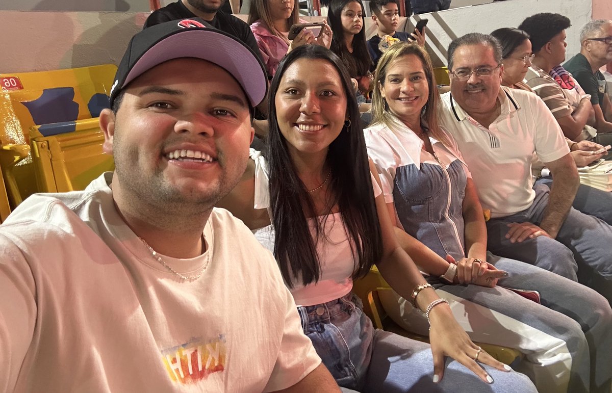 Junto a mi familia apoyando a #LaPresión, nuestros <a href="/criollosbsn/">Criollos de Caguas BSN</a>, en el inicio de temporada 2025. ¡Criollos ahí!