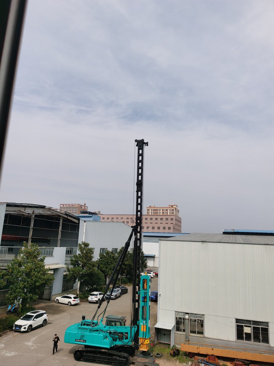 yuz4149's tweet image. Kaiyan hydraulic piling hammer, energy-saving and eco-friendly foundation construction solution, equipped with a 300P-400P power station., price $87000.
More info:en.dindang168.com/g/92153
#pilingmachine #pilinghammer.