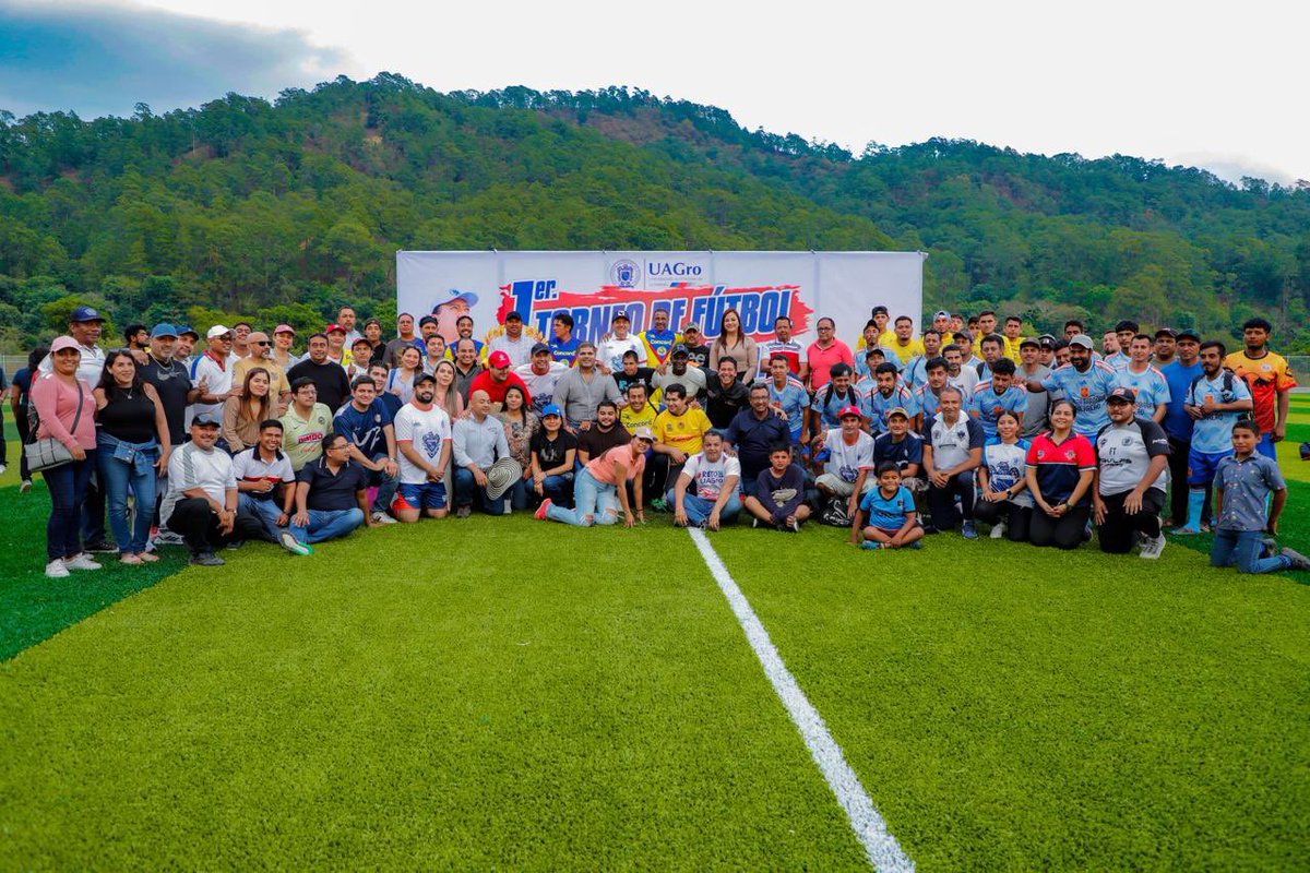 JavSaldana's tweet photo. 🧑‍🧑‍🧒‍🧒🏟️Promover el deporte es esencial para mantener una buena salud física y mental, por eso impulsar eventos deportivos entre los pueblos de la Sierra ayuda a que nuestros jóvenes se mantengan alejados de las drogas y es una excelente manera también de fomentar la convivencia familiar.  Actividades como el futbol no solo promueven hábitos saludables, sino que también unen a las personas, generan lazos de amistad inolvidables entre padres, hijos y amigos.

⚽️🥅El futbol es pasión y alegría, y más que eso se vivió en un gran evento con la participación de equipos de futbol soccer, de los diferentes pueblos de la Sierra🏞️ donde Holanda Acapulco F.C. se coronó Campeón de la Copa Santa Bárbara 2025, mientras que Jaleaca de Catalán se llevó el triunfo en el torneo local de los pueblos de la Sierra. El momento cumbre fue el encuentro entre Leyendas de las Águilas del América, formado por exjugadores de la Liga MX, y las leyendas de nuestras Águilas UAGro, que emocionó a todos los asistentes. Seguiremos impulsando  el deporte para fortalecer nuestra comunidad. Gracias al apoyo de nuestra Gobernadora Mtra. Evelyn Salgado Pineda hoy en Santa Bárbara tenemos una digna unidad deportiva.

#DeporteUAGro
#ElDeporteEsVida
#OctavaRegión