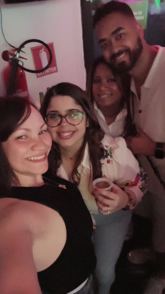 Aescano's tweet photo. En el bajo mundo @EsteeBeard @Virginich https://t.co/DShpiWrK0L