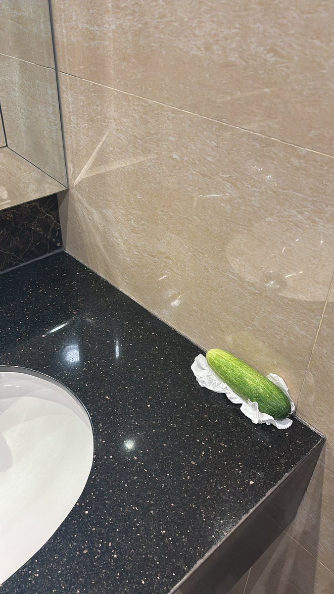 Toilet wanita di kantor hari ini