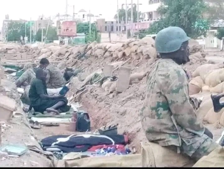 يحتضنون السلاح بدلا من صغارهم 
يتكئون على القرنوف عوضاً عن حجر الأم والزوجة 
يطوفون لتأمين الطرق بدلاً من الطواف على الأهل
يتلقون الرصاص بدلاً من الحلوى 
يتوشحون بالكاكي الأخضر بدلاً من الجلابية البيضاء
كل عام انتم و قواتنا المسلحة بخير♥️🤲🏾