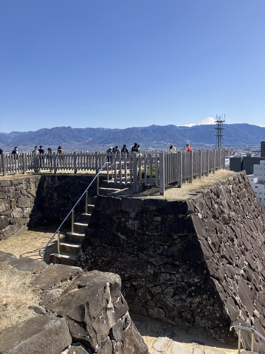 盆地を見渡す甲府城の天守台であります。富士山も見えますね。残念ながら天守閣は再建されておりません。図面や写真が現存していないのです。「温泉、御城内、楽屋曲輪の御門前水道に湧出つ、早天には湯煙たつ」とあり、かつては温泉付きのお城だったようです。今も城の近辺には温泉があります。