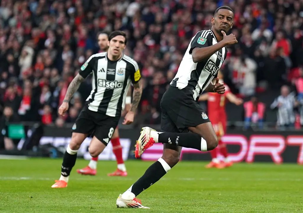GhettoRadio895's tweet photo. LIVERPOOL MA TROPHY ZINAWATOKA!!!
Newcastle United secured their first domestic trophy for 70 years - and ended a wait for a major prize stretching back to 1969 - with a deserved Carabao Cup final win over Liverpool at Wembley.
FT #LIVNUFC 1-2
#CarabaoCupFinal
#Brekko https://t.co/FGw7jyKiyc