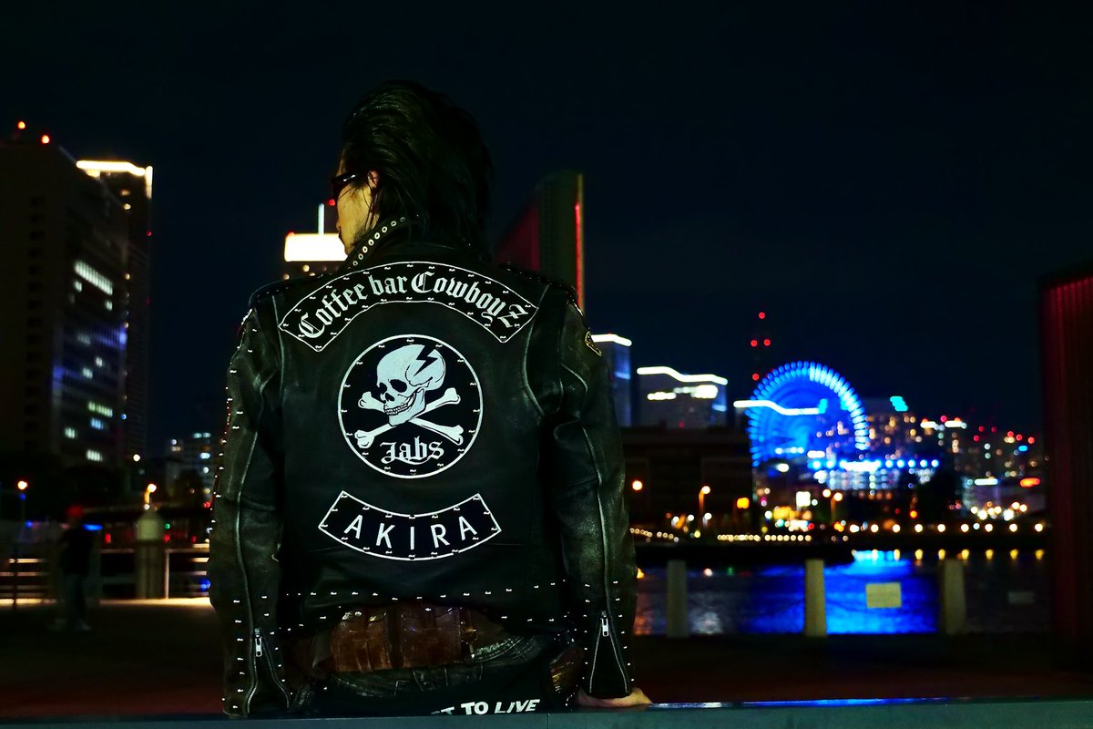 jukeboxx_london's tweet image. Midnight Rider ⚡️

都市のネオンが照らす、反逆のスピリット。
カスタムレザージャケットに刻まれた魂は、自由とスタイルの象徴。

あなたのJUKEBOXXLONDONスタイルを見せてくれ。

#JUKEBOXXLONDON #CustomRiders #RebelStyle #NightRide #LeatherJacket #BikerCulture #UrbanRiders #MotorcycleLife