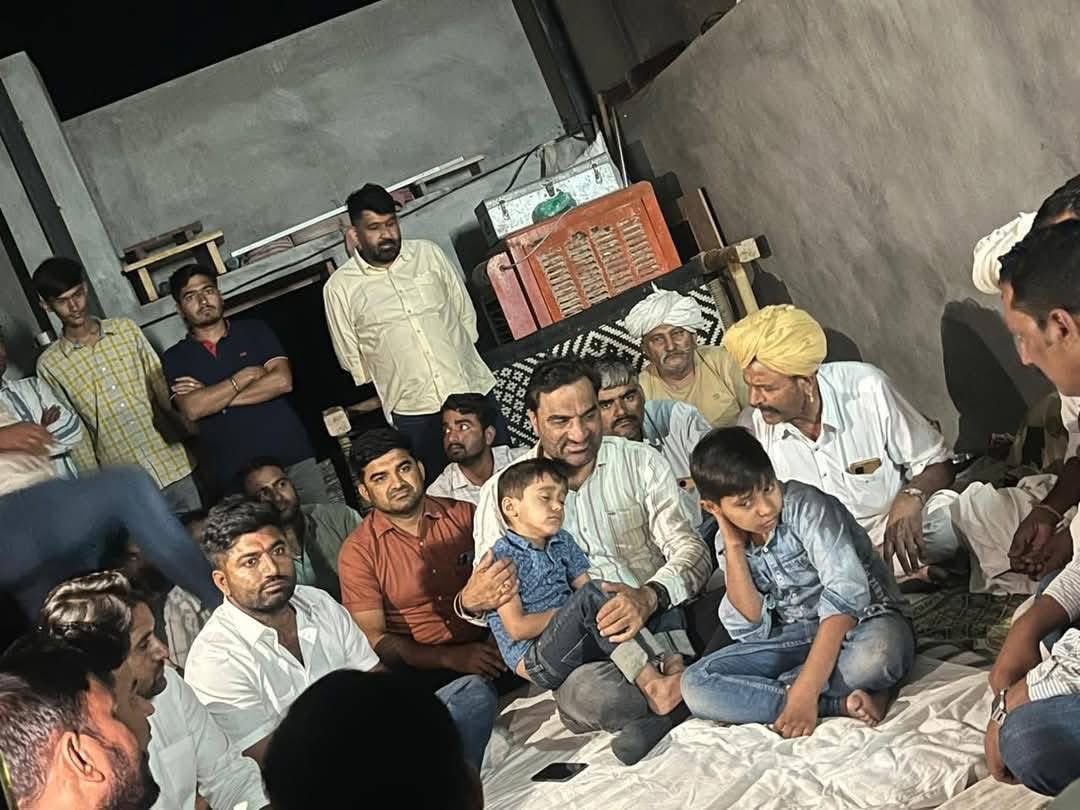_The_RJ_NEWS's tweet photo. विगत दिनों गालाबेरी (बाड़मेर ) निवासी युवा उद्यमी श्री विरधाराम जी सियोल का आकस्मिक देहांत हो गया था,कल बाड़मेर दौरे के दौरान हनुमान बेनीवाल जी ने उनके आवास पर जाकर शोकाकुल परिजनों को ढांढस बंधाया व स्वर्गीय विरधाराम सियोल को श्रद्धांजलि अर्पित की |@hanumanbeniwal https://t.co/jCme2a7NLD