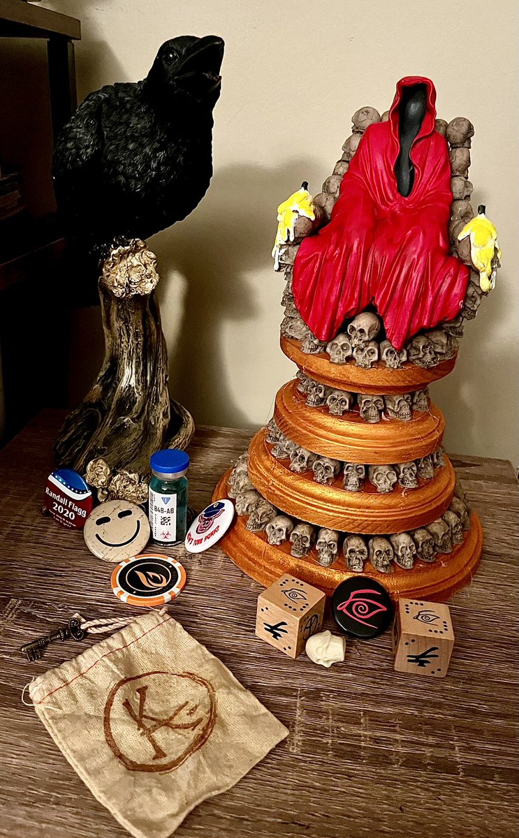 DarkTowerRadio's tweet image. Little project I did in my spare time. Wanted a #CrimsonKing on my shelf with @StephenKing collection in the style of the great #MichaelWhelan. Trips to the hobby shop, some online purchases and paint and glue this is the final product with some of my other swag from @PMKane_19