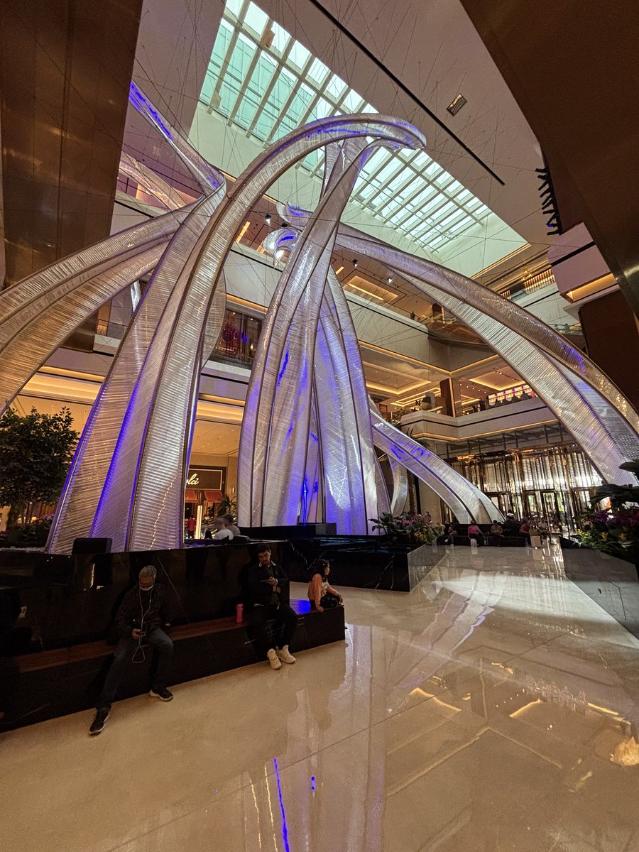 Let’s find a spot in this 5* 🏨 in Quezon City 🇵🇭 to keep building Webflow sites, even while on vacation!