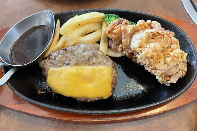 おひるごはんは万世のハンバーグ唐揚げです 