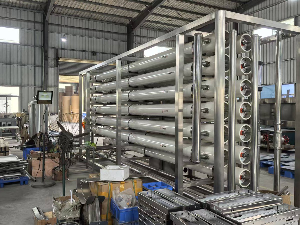 aqua_bottling's tweet image. A solid frame equipping the rated #pressurevessels, encompassing the connected sus pipes, is ready. Its #pretreatment part, also called #sandfilter and #carbonfilter parts, is still in processing.