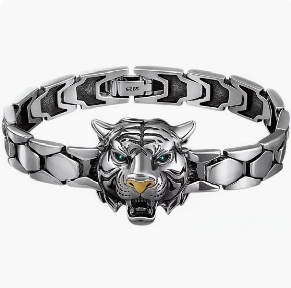 A fierce silver bracelet with a detailed tiger’s head, symbolizing strength and courage. Bold design and craftsmanship for a standout piece.
