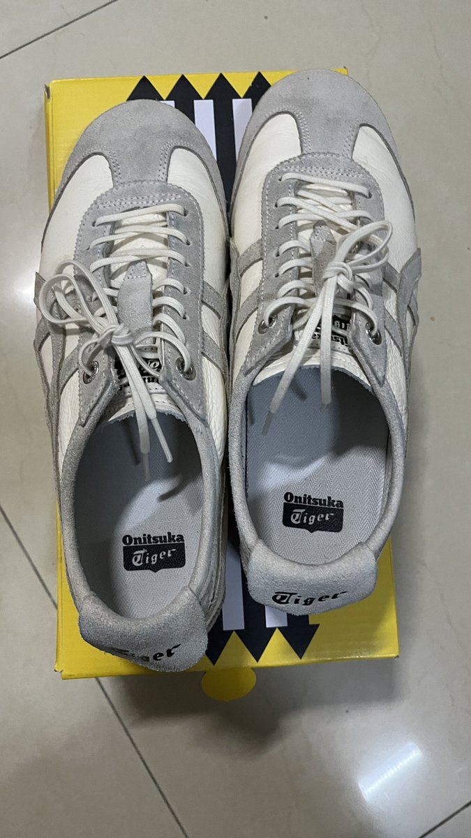pqotbee's tweet photo. Since i bought these shoes in wrong size, so im letting these shoes go to new owner. Anyone interested just hmu. 

Onitsuka 66 SD in cream/birch
Size UK 5
Got minor stain on the shoes due to my jeans color
Price: RM650 (negotiable)
Only wear once https://t.co/QwxtpgqSrM