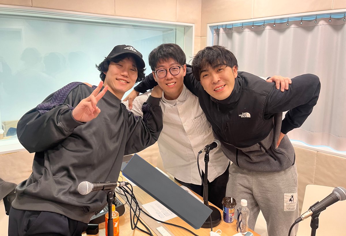 kabusanradio's tweet photo. 「かぶさんラジオ」第101回配信開始しました！

▶︎ヤスが最後に泣いたのは？
▶︎しんやの口喧嘩は面白すぎる
▶︎25歳既婚の状態でNSCに入るか悩むリスナー
ほか

感想は #かぶさんラジオ で！

#101「芸人になるか迷うリスナーを応援する3人」
https://t.co/ynkWIfvM1z https://t.co/hGf2sIDVvl