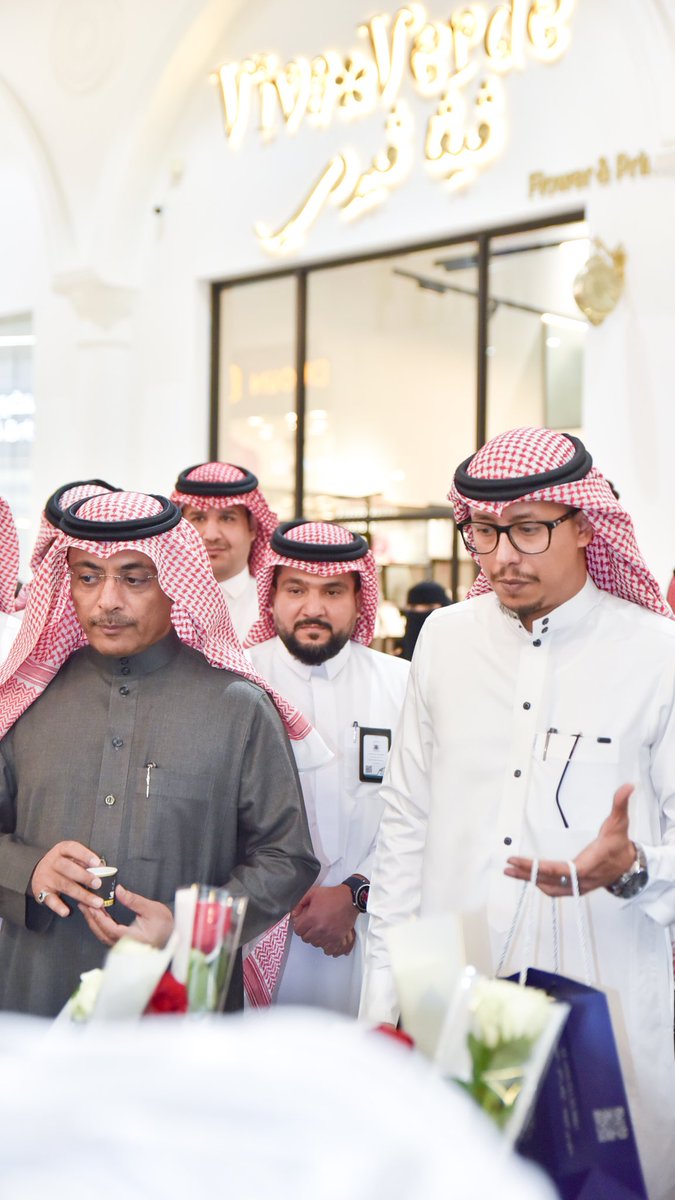 halaqah2021's tweet photo. زيارة أمين الطائف المهندس عبدالله الزايدي لمعرض الاسر المنتجة( بسطة الخير ) التابع لأمانة منطقة الطائف في تيرا مول لدعم الاسر المنتجة وتمكينهم من خلال توفير منافذ بيع لهم بالتعاون مع جمعية مراكز الاحياء فرع الطائف وصندوق تنيمة الموارد البشرية هدف 🇸🇦 https://t.co/JAafjF4X4R