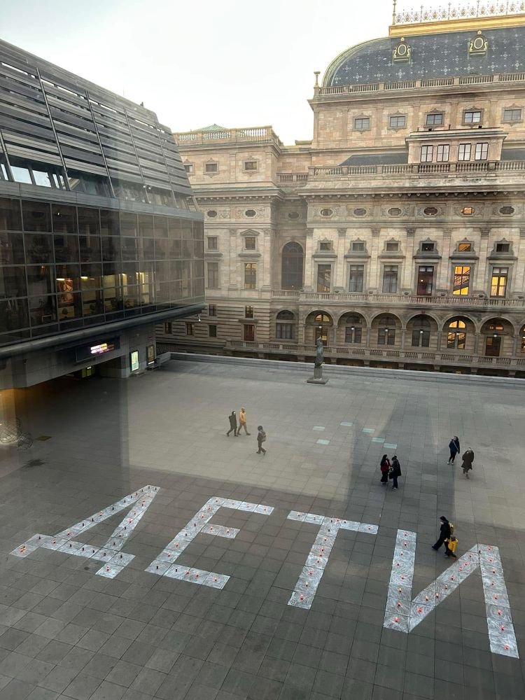 jirik957's tweet image. Včera lidé vytvořili  v Praze u Národního divadla nápis "Děti" na památku  zločinu v Mariuopulu.