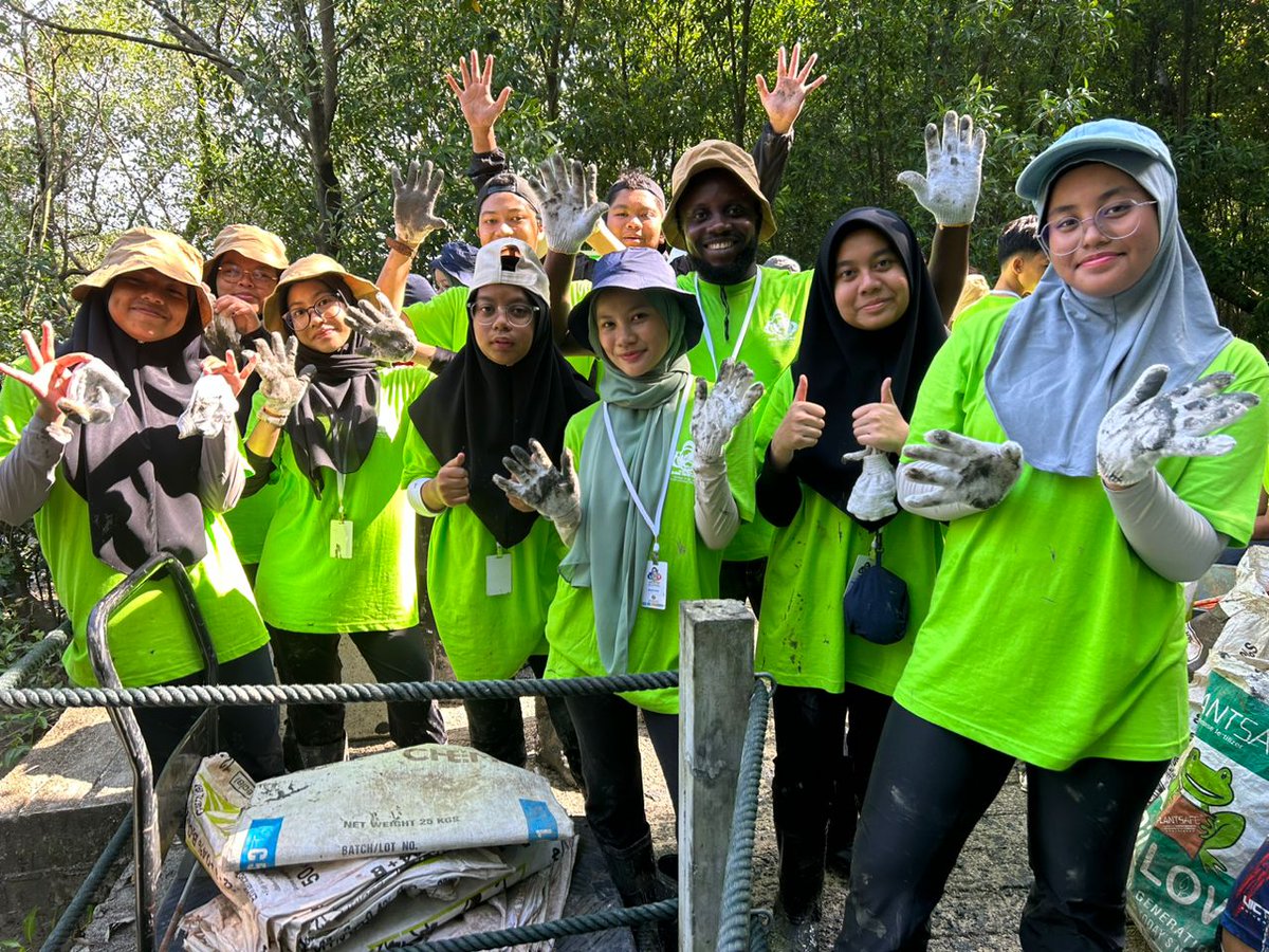 gowasteline's tweet photo. Our founder @LemchiBright at the Mangrove taking climate action during the just concluded Global Youth Summit in Malaysia 2024, with young environmentalists from around the world. #climateaction https://t.co/YELfNhv5Tc