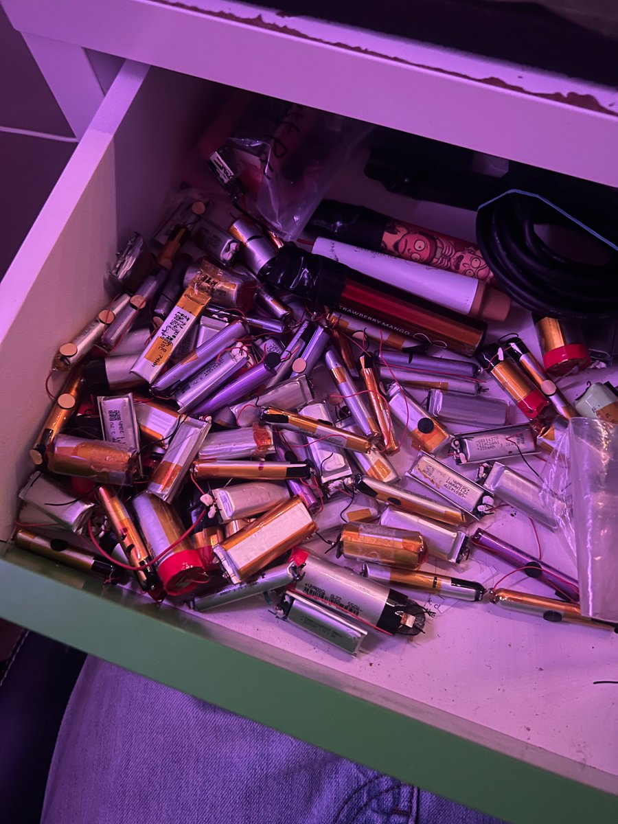 Prinklesssss's tweet image. I know there&apos;s something really not good about this image and if I  go to Reddit they&apos;re gonna yell at me can someone tell me how to fix this situation