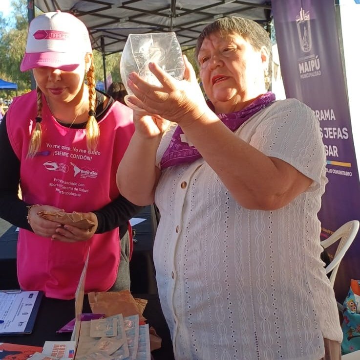 elchedelosgays's tweet photo. 📻 #SiempreVivaenVivo, único programa radial de la diversidad y el VIH/SIDA en Chile, conducido por @elchedelosgays, conversa con Fundación Margen e ICW sobre derechos sexuales, prevención en VIH e ITS y uso del condón interno-vaginal. https://t.co/vnd14dI8B8 vía @uchileradio 🦋 https://t.co/Hs6tq322j6