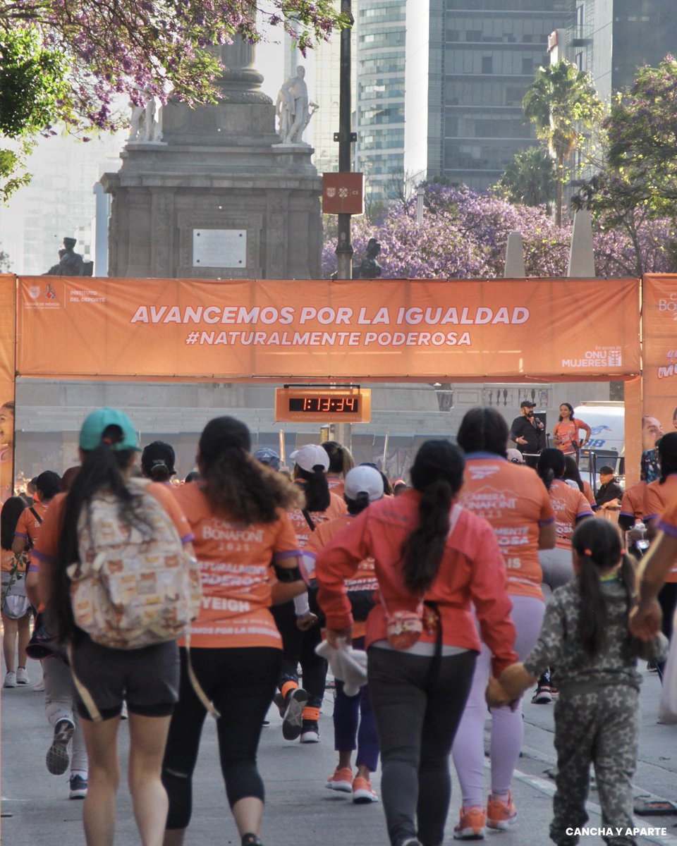 CanchayAparte's tweet image. #EllasLuchan 
Correr para demostrar que estamos juntas y empoderadas. La #CarreraBonafont2025 llevó a miles de mujeres a la calle, bajo el lema #NaturalmentePoderosa 

📸 Ximena Vargas