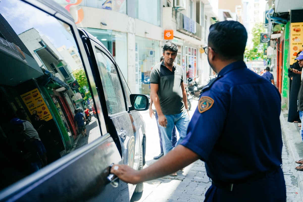 ގަވާއިދާ ހިލާފަށް ވިޔަފާރިކޮށް ރާއްޖޭގައި އުޅެމުންދާ ބިދޭސީން ބަލައި ފާސްކުރުމަށް ހުއްޓުމެއްނެތި ކުރިއަށްދާ އޮޕަރޭޝަންތަކުގެ ތެރެއިން އިއްޔެ ވަނީ މާލޭގައި ހިންގަމުންދިއަ ކުޑަ މާރުކޭޓެއް ބަލައި ފާސްކޮށް އެތަނުގައި ގަވާއިދާ ހިލާފަށް މަސައްކަތް ކުރަމުންދިއަ ބިދޭސީއެއް އިމިގްރޭޝަންގެ