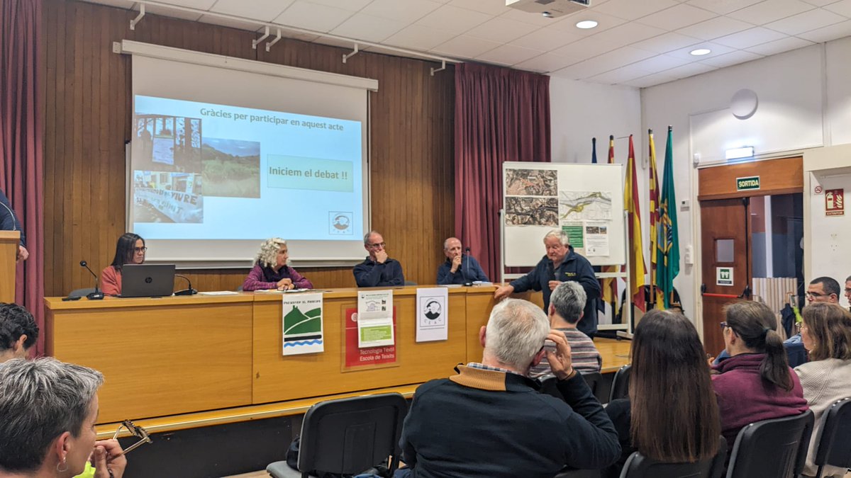 CEACanet's tweet photo. Divendres ens vam omplir d’arguments i energia per aturar la nova sortida de la C32 a Canet.
Entitats, veïns i veïnes vam compartir que (1) és un projecte innecessari (2) que amenaça l’entorn natural i agrari i (3) que respon a un model de ciment i especulació que no volem https://t.co/vbVpV3x7ZL