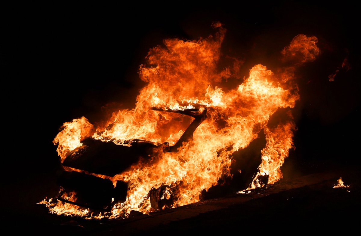 Geparkeerde auto verwoest door brand