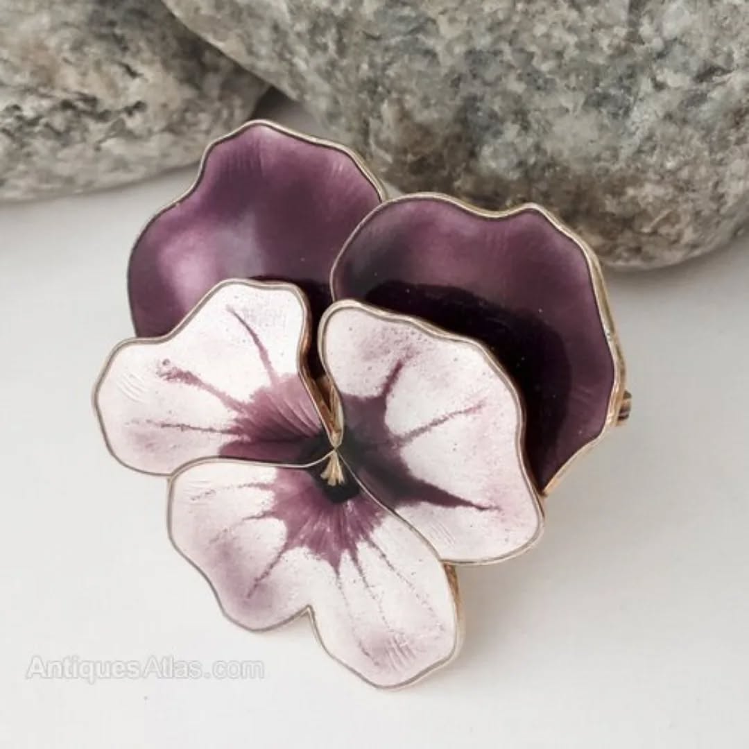 antiques_atlas's tweet photo. For sale on Antiques Atlas we have this David Andersen Norwegian Silver & Enamel Brooch https://t.co/wCjxD0qn6Q 💖Great Mothers Day 🎁 Gift Sunday 30th March From Greestone Antiques #davidandersen #davidandersenjewellery #davidandersenbrooch #silverandenamelbrocch https://t.co/gQWuKR20Qj