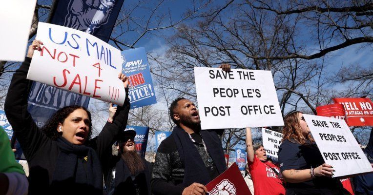 force_ouvriere's tweet photo. #États-Unis : Et maintenant l’attaque du service postal !
Le #servicepostal, fondé en 1775, est en ébullition depuis que le président américain, Donald Trump, a annoncé sa volonté de le placer sous contrôle du ministre du Commerce.
>>https://t.co/oiiWeQ66IP https://t.co/kqMVliyy1B